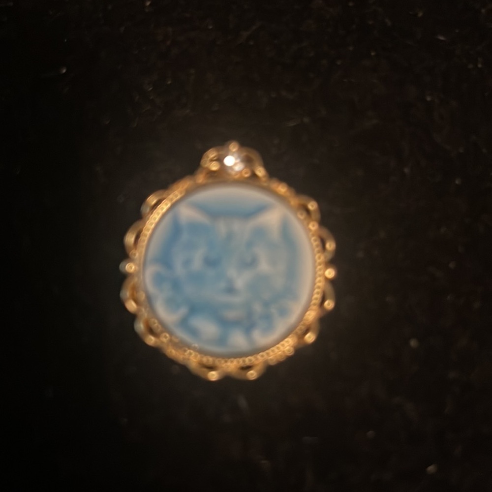 Estate Jewelry Sale Carved Kitten Face Pendant White CZ Accent stone Beautiful - Picture 2 of 4